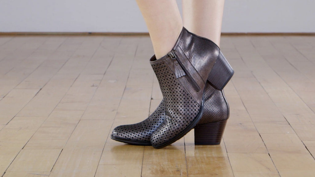 Earth Pineberry 2 Ankle Boots